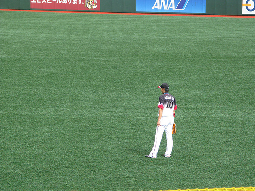 sendai2008b Ohmatsu patrols the very-artificial outfield of K-Stadium Miyagi, 2008