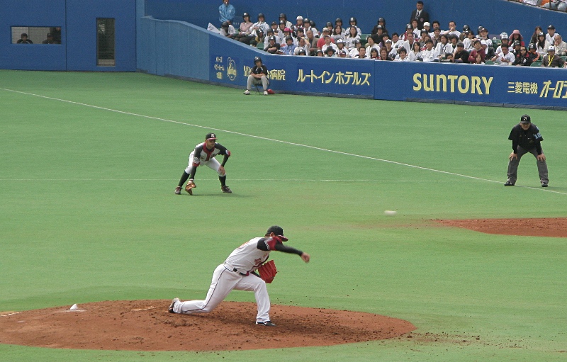 Shimizu throws one by a Hawks batter in the second inning