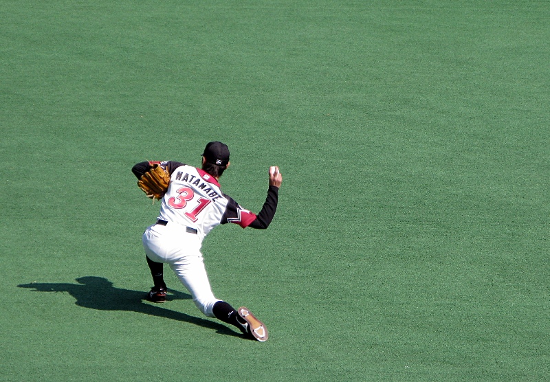 Watanabe Shunsuke warms up near the Lotte dugout