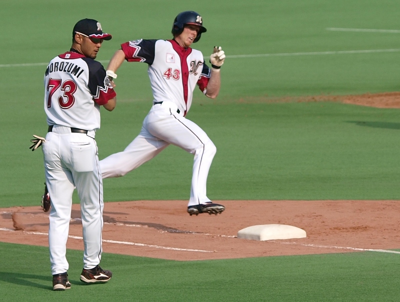 523lambin1 Lambin tears around second as Morozumi watches the double land