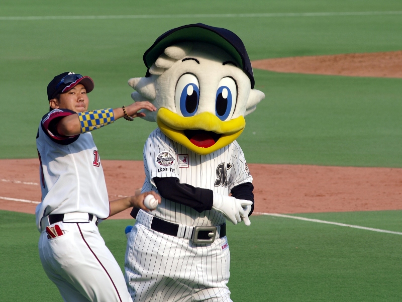 523ohmatsu2 Ohmatsu throws balls into the fans after his hero interview