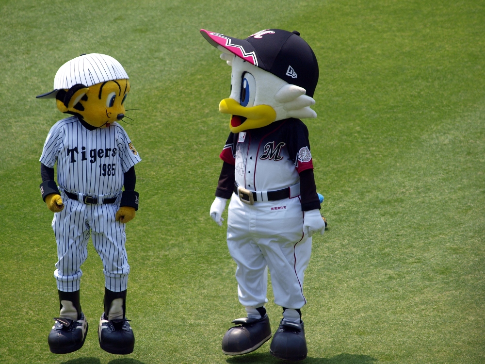 524b_tolucky Mar-kun teaches To Lucky how to hop like a Lotte fan