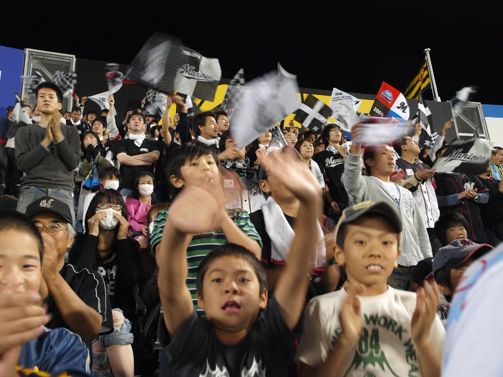 525_fans1 Young and old fans go crazy