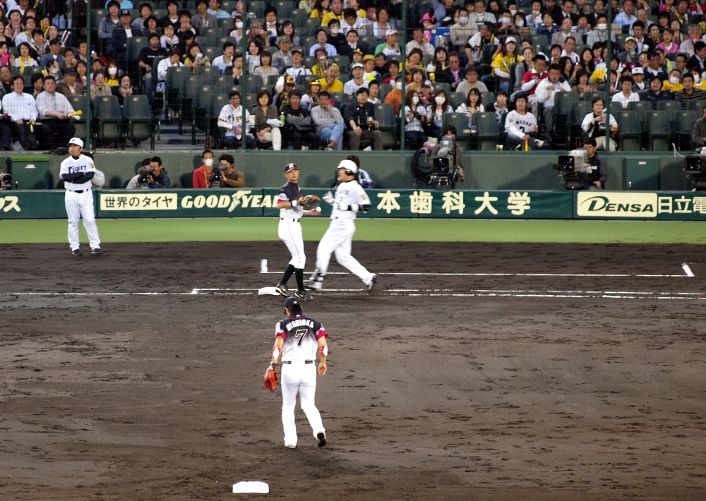 525_nishioka Nishioka and Fukuura combine to get the out