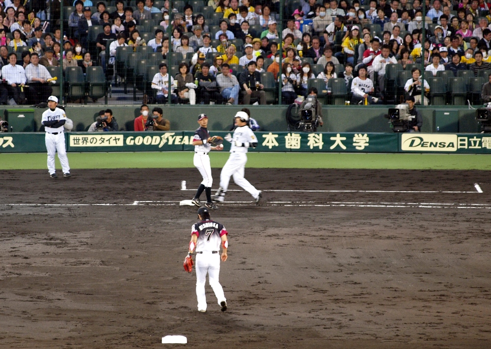 Nishioka and Fukuura combine to get the out