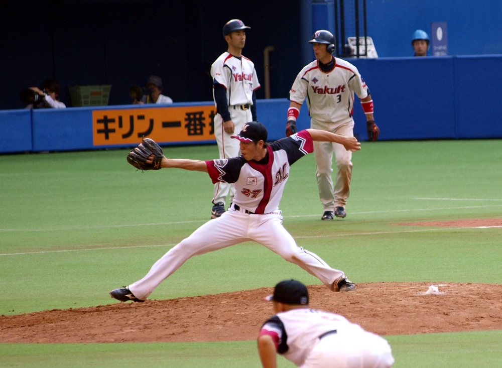 Furuya pitches with the bases loaded in the 8th