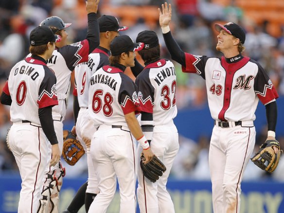 Lotte players celebrate the 6-4 victory (from marines.co.jp)