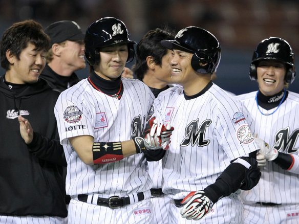 Lotte players congratulate Iguchi after his 3-run blast wins it (from marines.co.jp)