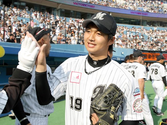 Karakawa celebrates his complete game shutout (from marines.co.jp)