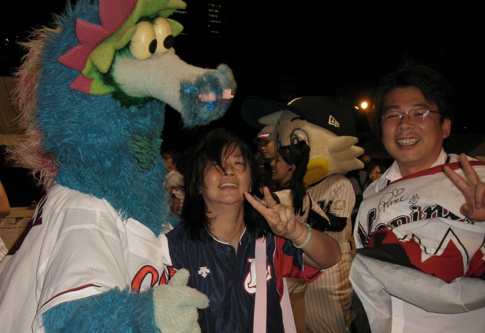 610_fans New Marines fans meet up with Hiroshima's Slyly