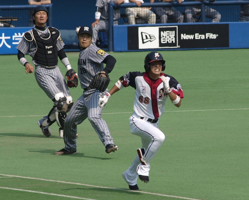 611_hayasaka Hayasaka beats out Fukuhara's wild throw to first