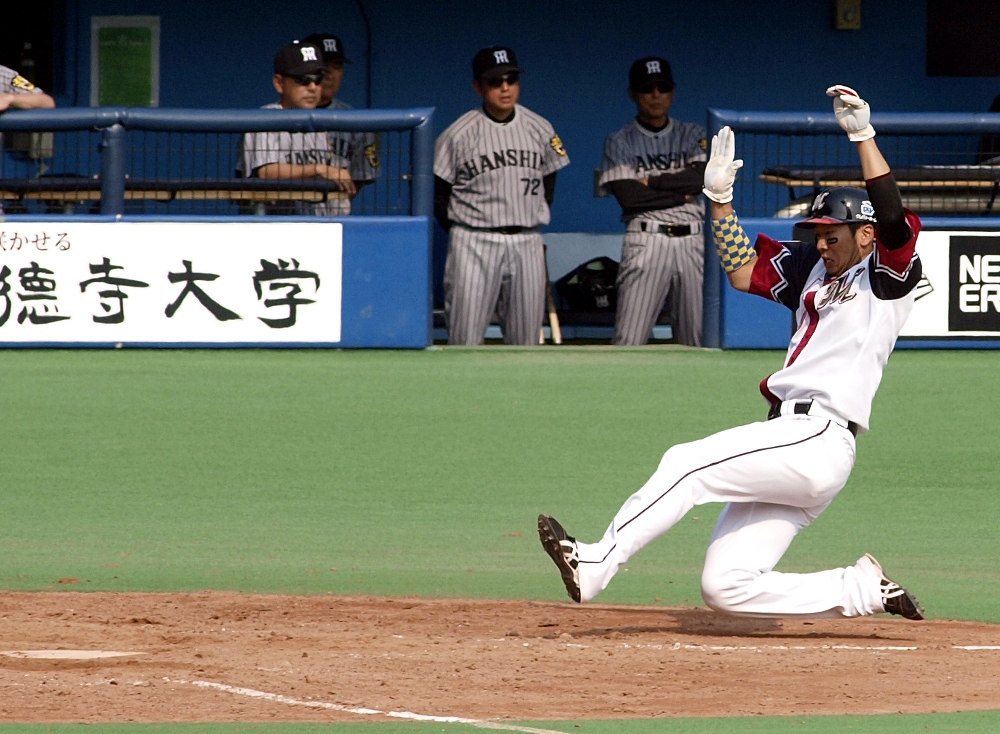 Ohmatsu beats the throw home to give Lotte a 6-0 lead