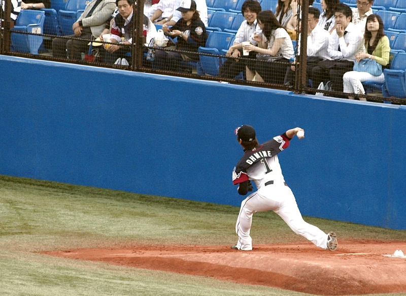 Lotte starter Ohmine warms up in the bullepn