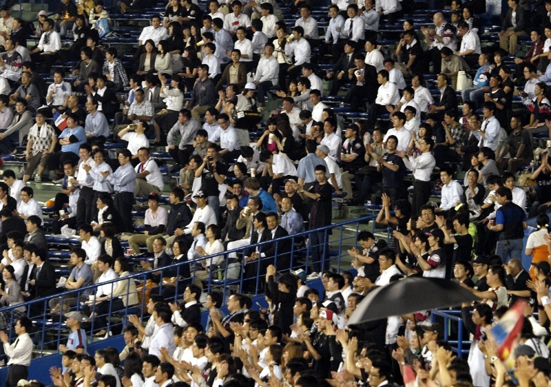 Lotte fans have umbrellas of their own