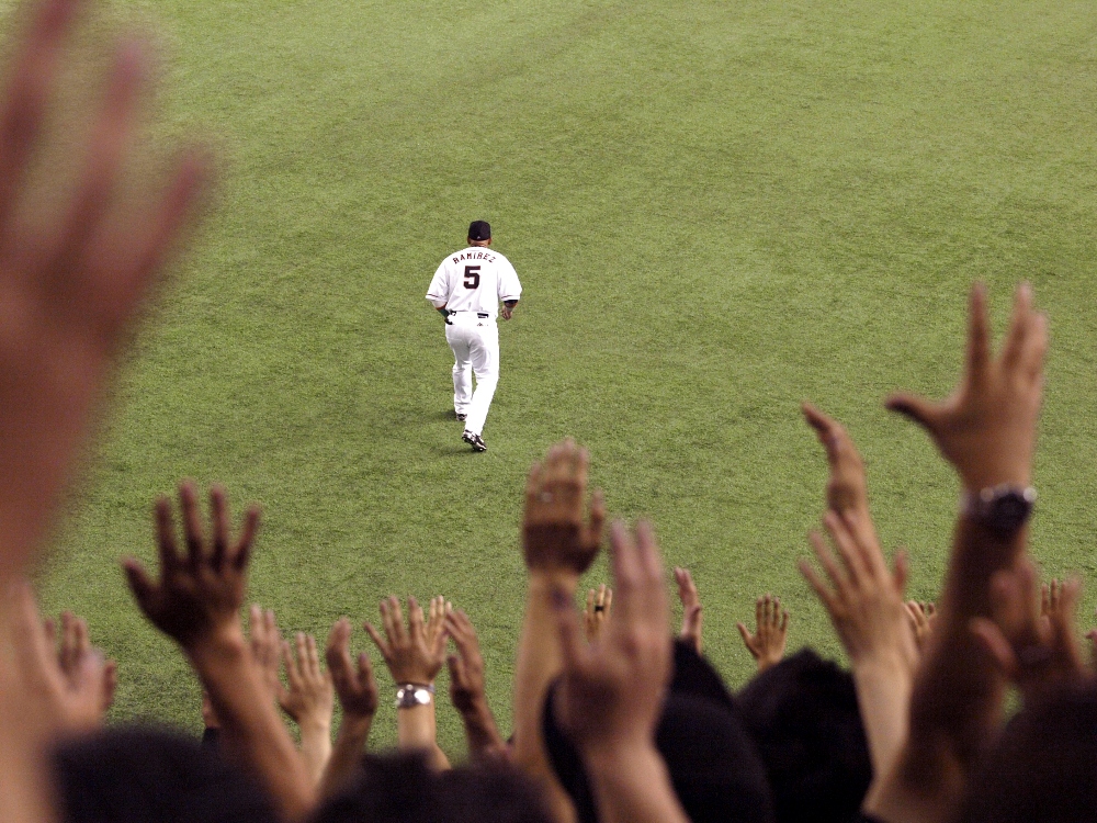 620_ramirez Lotte fans join forces to try to pluck Alex Ramirez from left field