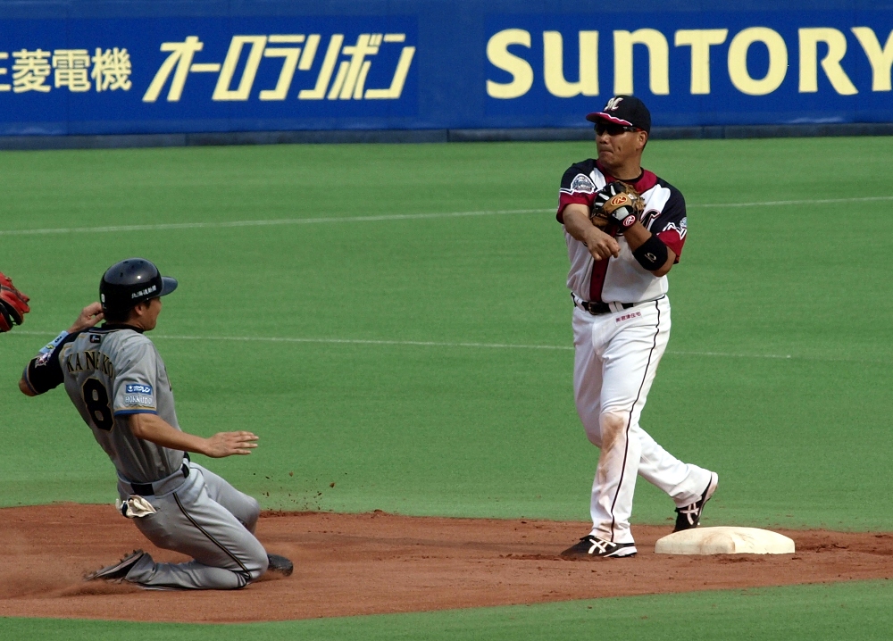 Kawasaki induces a 6th inning DP from Nippon Ham's Koyano