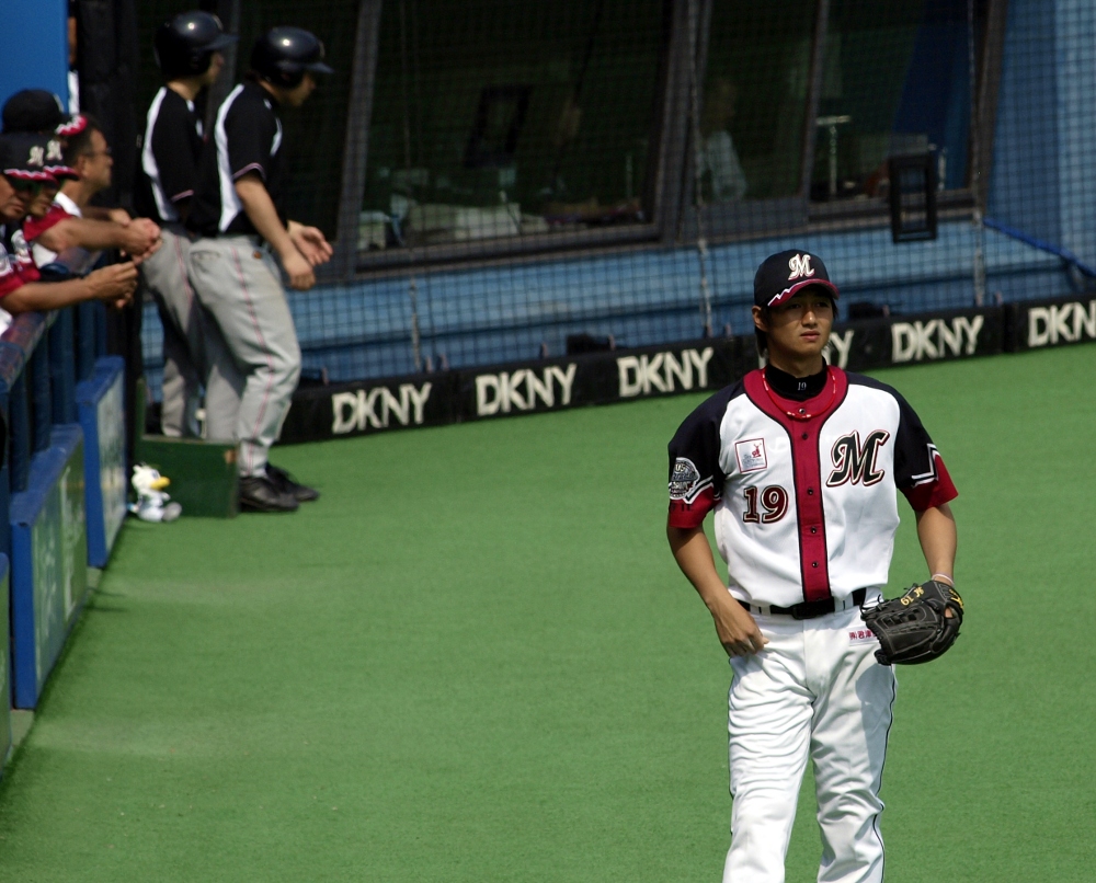627_karakawa1 Karakawa Yuki warms up on the sideline