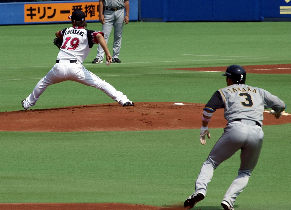 Tanaka Kensuke takes his lead on Karakawa in the first