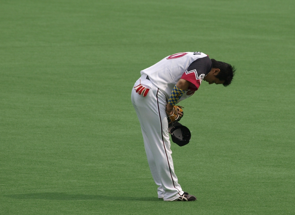 Ohmatsu bows for the appreciative fans in right after his 4th inning homer