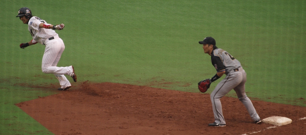 Tsuyoshi steals 2nd in the rain