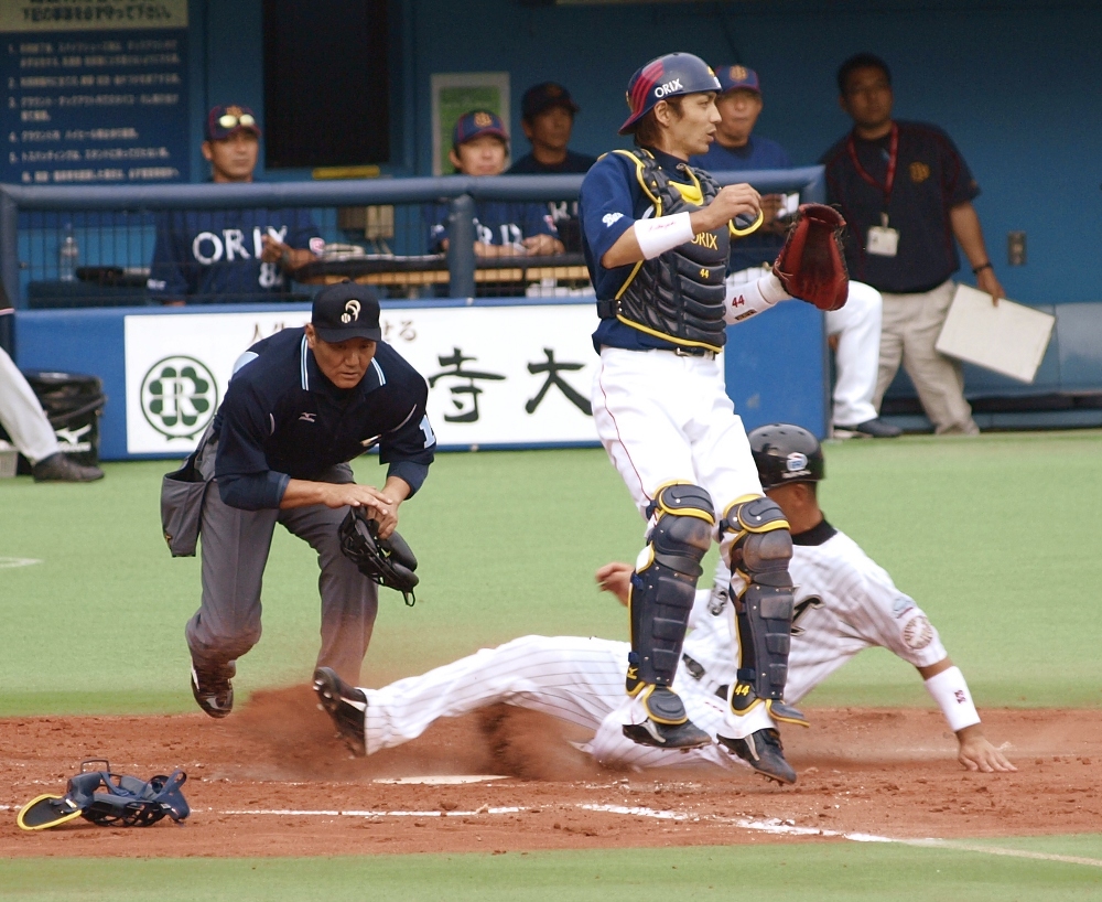 705_safe Hashimoto slides in before the throw makes it home - SAFE!