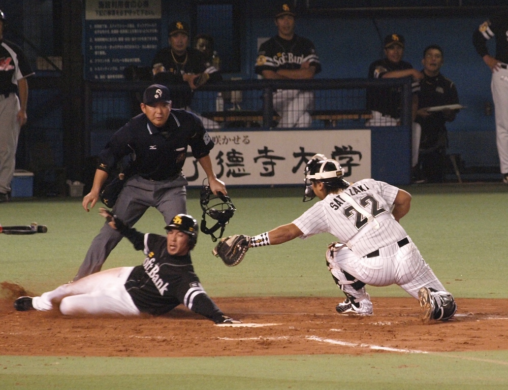 Morimoto gets his hand on the plate, but it's too late - Sato tagged him