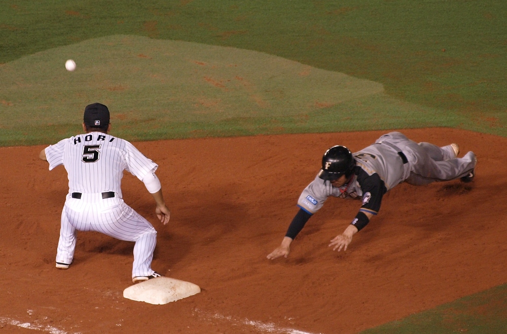 728_hori Kobayashi and Hori try to pick Tanaka off base in the 5th
