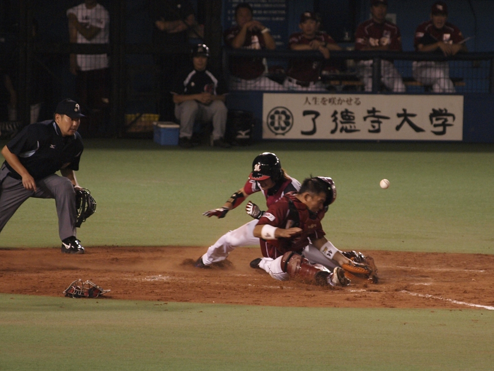 Tsuyoshi gives Nakatani the old shoulder