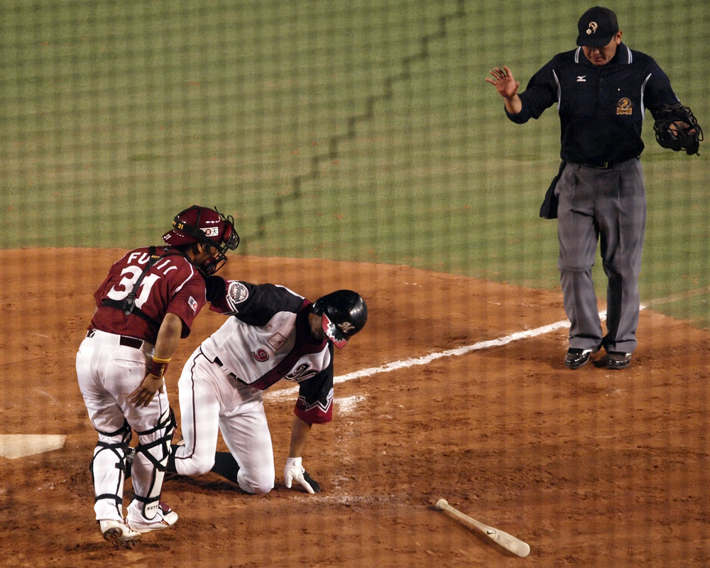 Fukuura is popped in the 11th inning