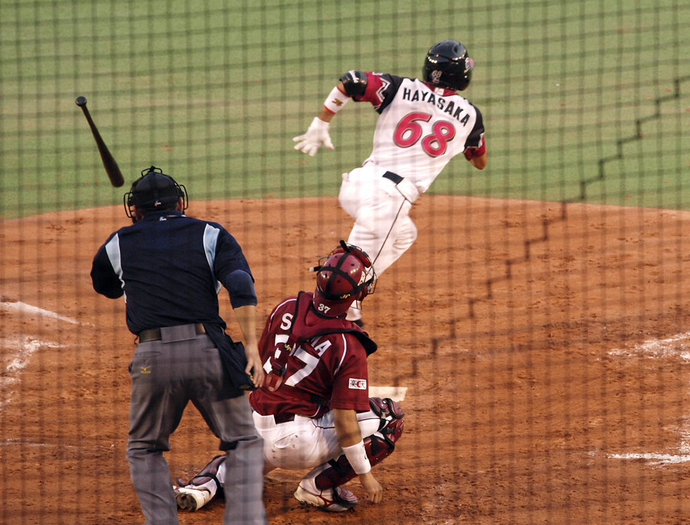 Hayasaka1 Hayasaka gets the third inning rally started