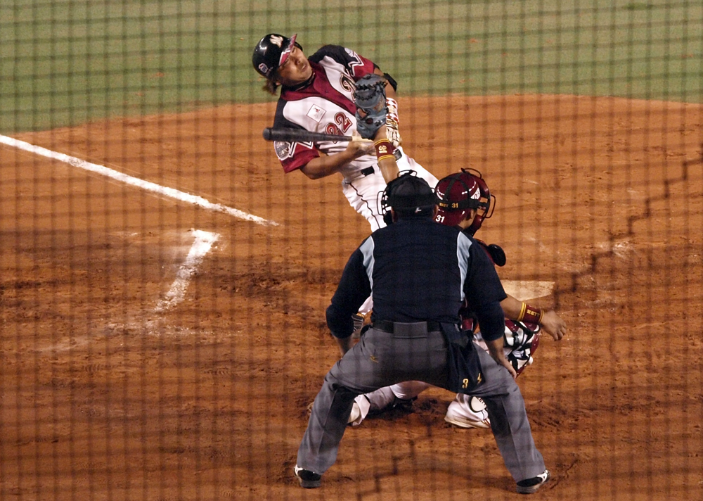 Satozaki gets knocked back in the 11th