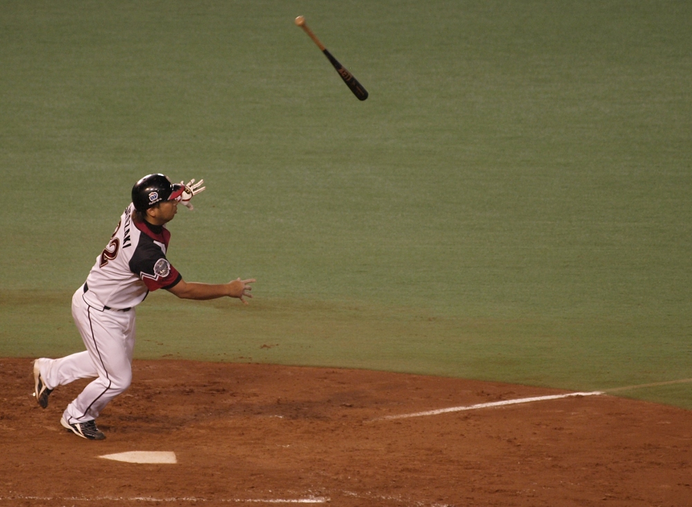 Surprisingly, Satozaki throws his bat after getting a hold of one