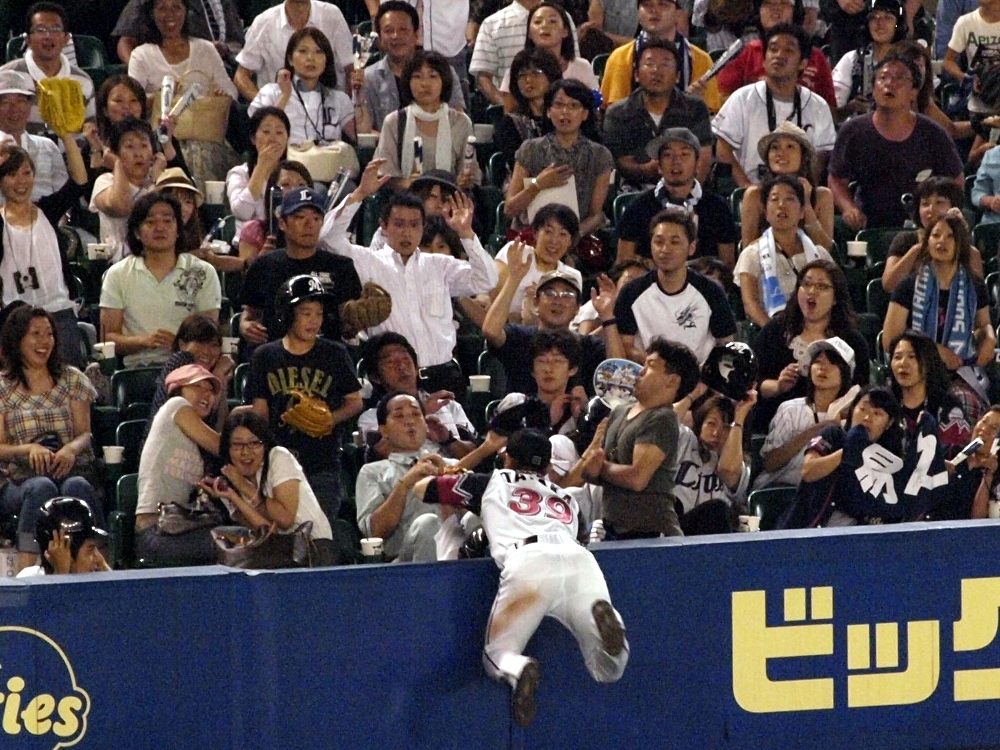 Tanaka makes a great attempt at a catch in extra innings but can't haul it in