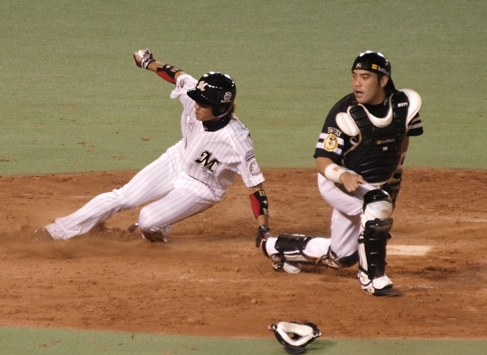 Tsuyoshi scores on Hayasaka's 4th inning single