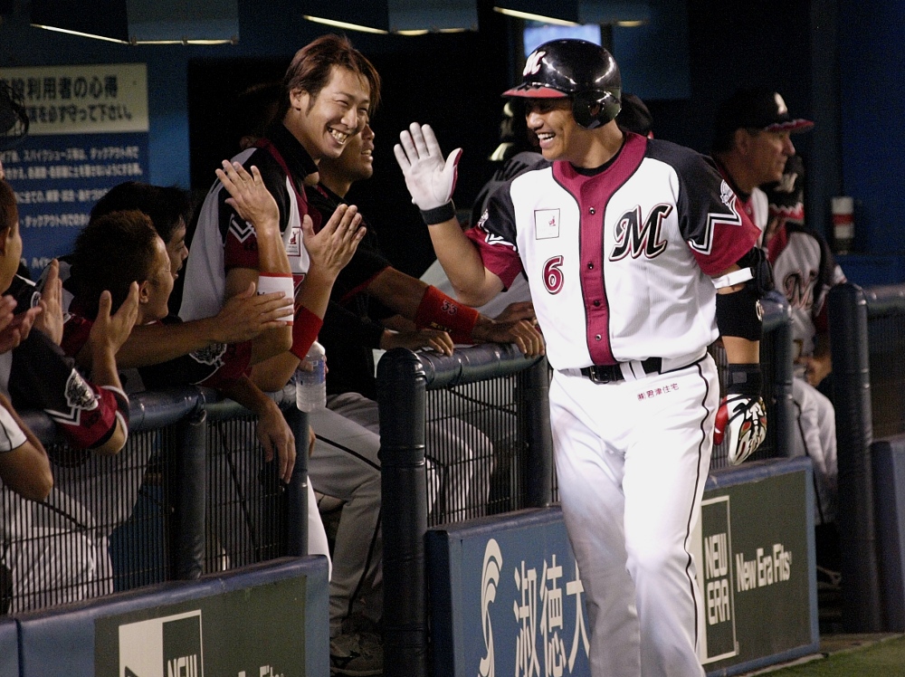 Iguchi celebrates the 5th HR of his recent renaissance