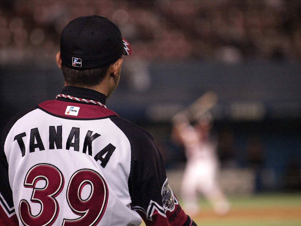 Masahiko admires the plate artistry of Hayakawa