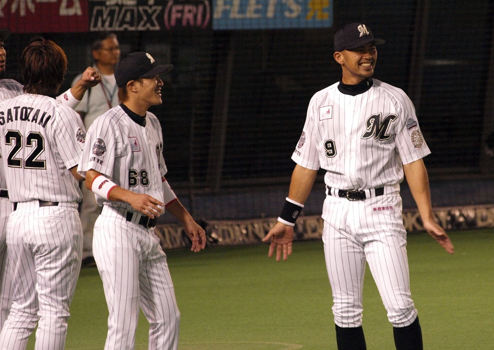 925_fukuura1 Fukuura jokes around with Hayasaka before Friday's game