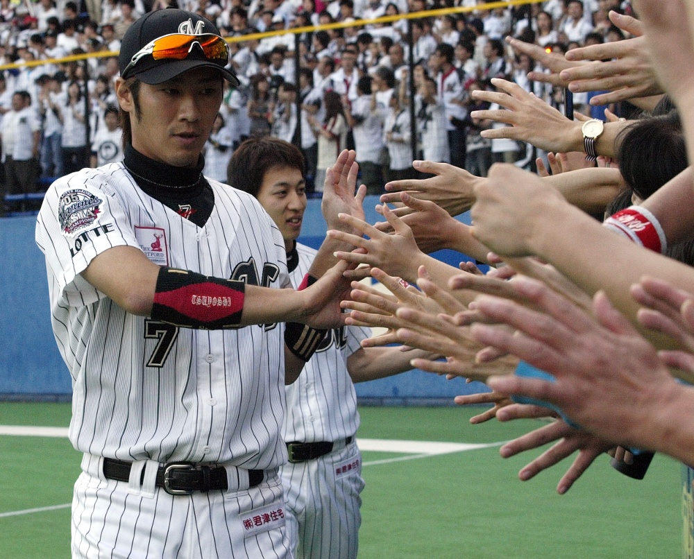 Tsuyoshi and Ogino high five fans after the nice win