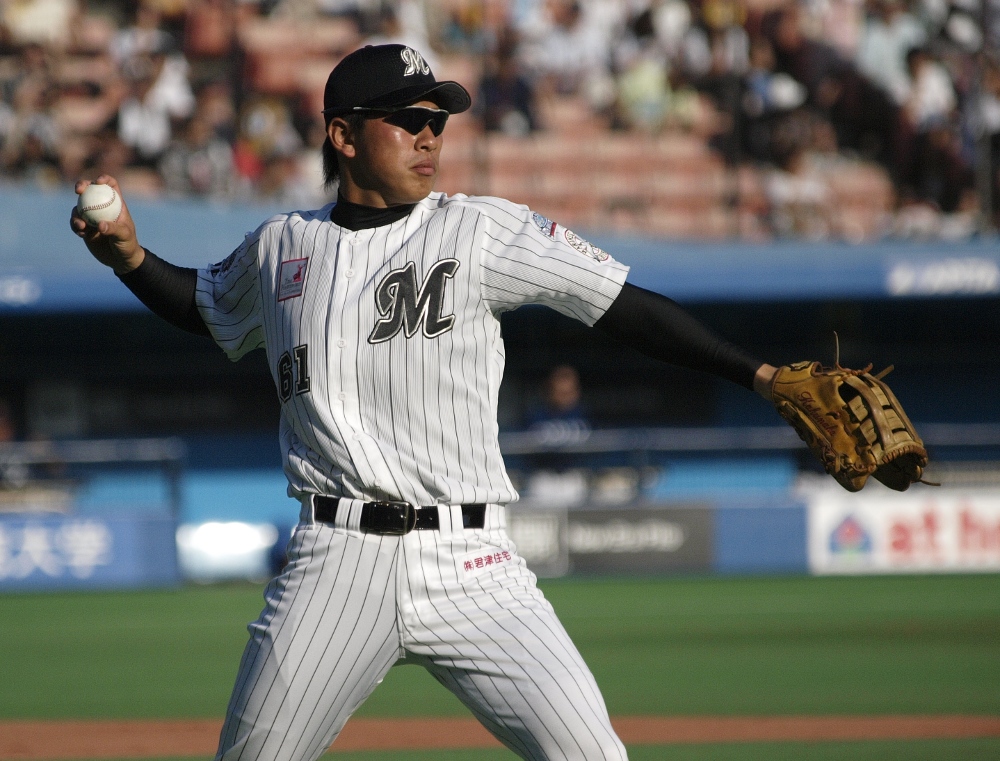 Kakunaka warms up on the sidelines