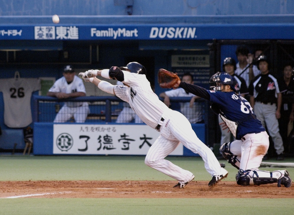 Hori lunges for the last pitch of the game