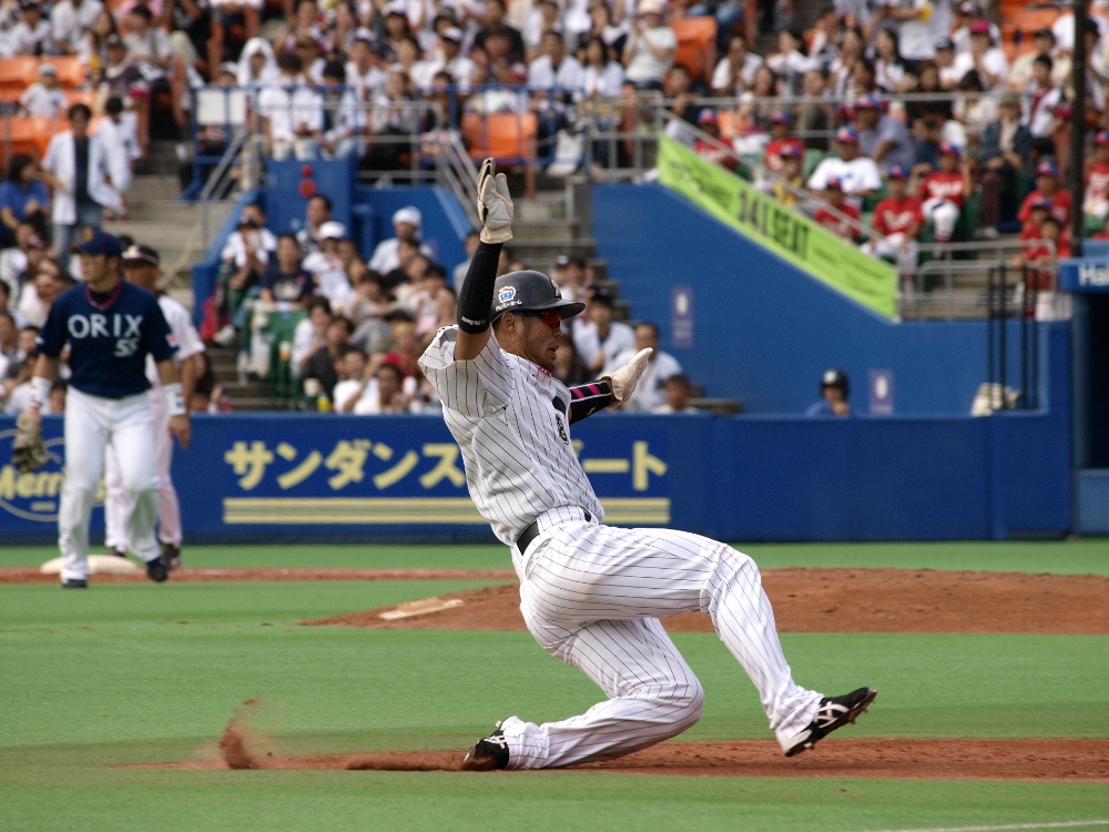 Imae makes a nice slide to third as he comes from first on Minami's single