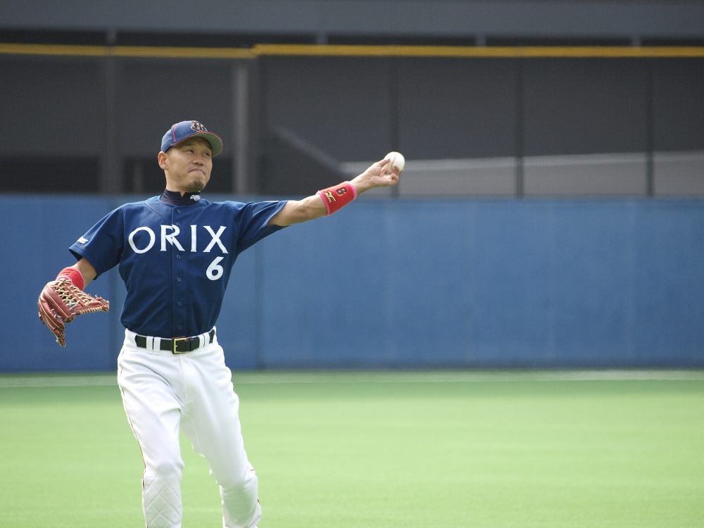 Orix outfielder Omura warms up before the inning