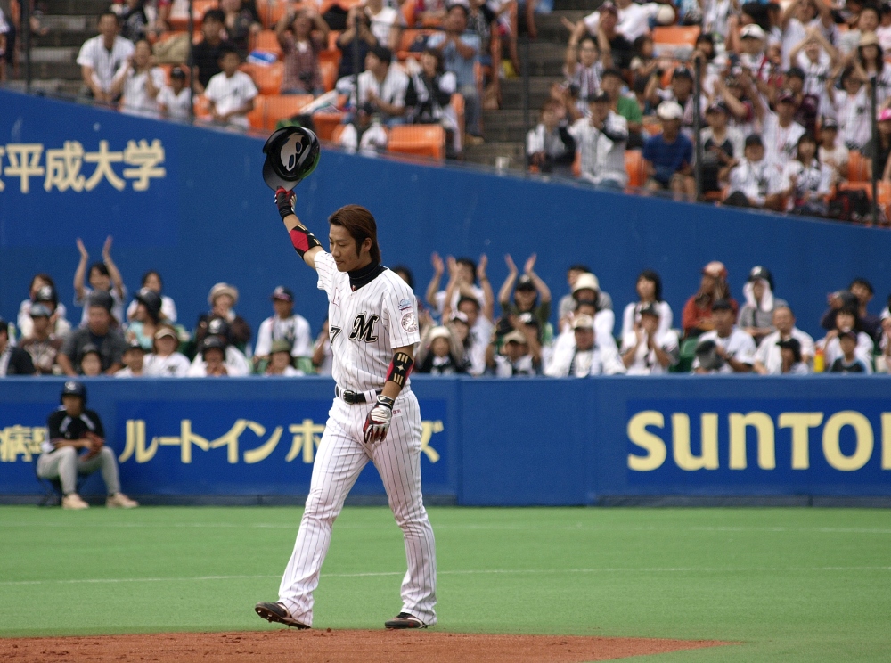 Tsuyoshi raises his hat in thanks