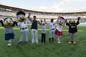 Saturday's heroes Standridge and Nemoto celebrate with young Standridge and the Lotte mascot family.   photo form marines.co.jp